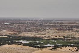 Image du Maroc Professionnelle de  Vue aérienne de la partie stagnante de la Sakia Al Hamra où des oiseaux migrateurs comme les flamants roses trouvent refuge et repos durant leur voyage selon la saison au fond la ville de Laayoune, le 9 Avril 2010. (Photo / Abdeljalil Bounhar)


 